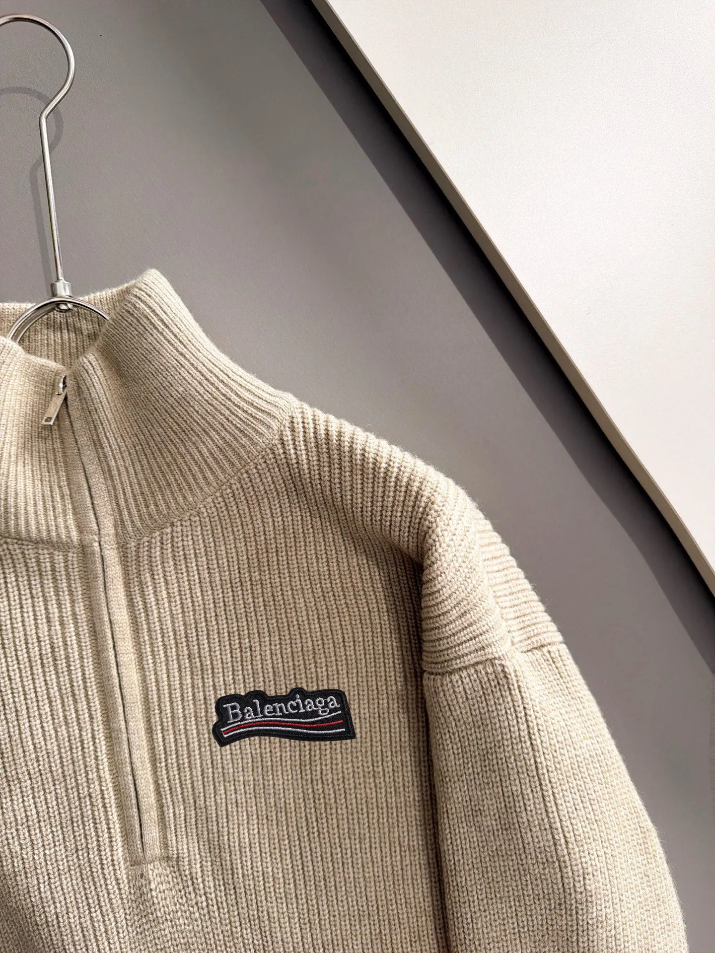 The latest knitted sweater jackets from Balenciaga’s 2026 Autumn and Winter official website are now on sale at the counters for Hot Sale! Specially made of wool blended fabric. It feels comfortable and can be directly in contact with the skin. The logo badge is exquisitely embroidered, which is extremely eye-catching! The details highlight the fashionable charm of big brands. Exquisite workmanship. Three-dimensional cutting style. The wearing effect is invincible and handsome! All three standards are complete! Sizes:M-4XL
